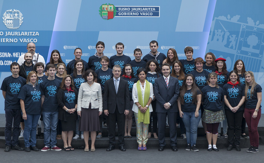 Participants in the 2014 edition of Gaztemundu visiting Lehendakaritza (Presidency) of the Basque Government
