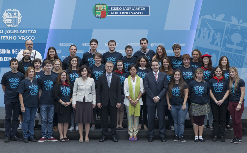 Gaztemundu 2014 participants with Lehendakari Urkullu at the Lehendakaritza