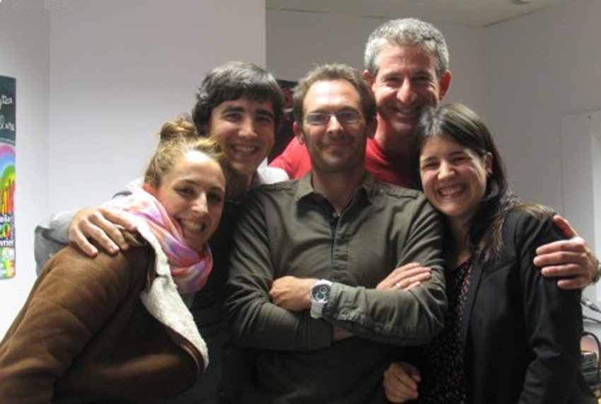 Robert Acheritogaray and Benoit Etcheverry, hosts of the radio program "8 Herrialdeak Zuzenean", with guests in 2014 (photo 8HZ)