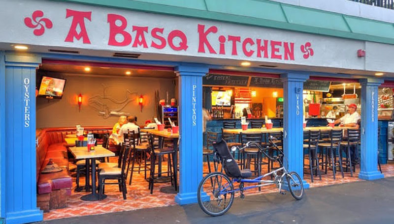 Los Angelesaldean, itsaso gainean, Redondo Beach-en kokatutako dagoen Basque Kitchen jatetxea, Beñar Ibarra baionesa buru eta sukaldari