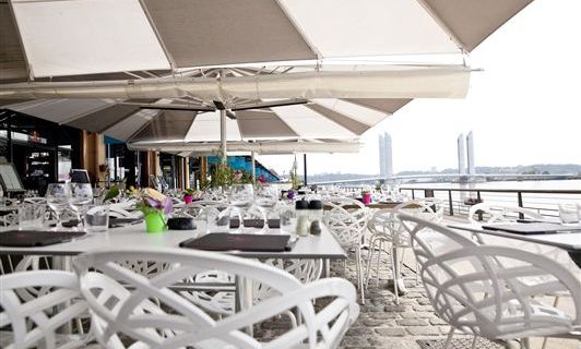 Makila Kafe's terrace, by the river Garonne (photo makilakafe.com)