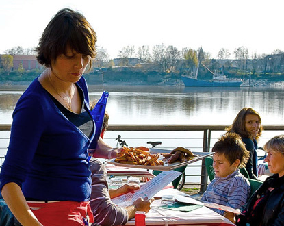 Terraza de Le Txistu, a orillas del río (foto quaidesmarques.com)