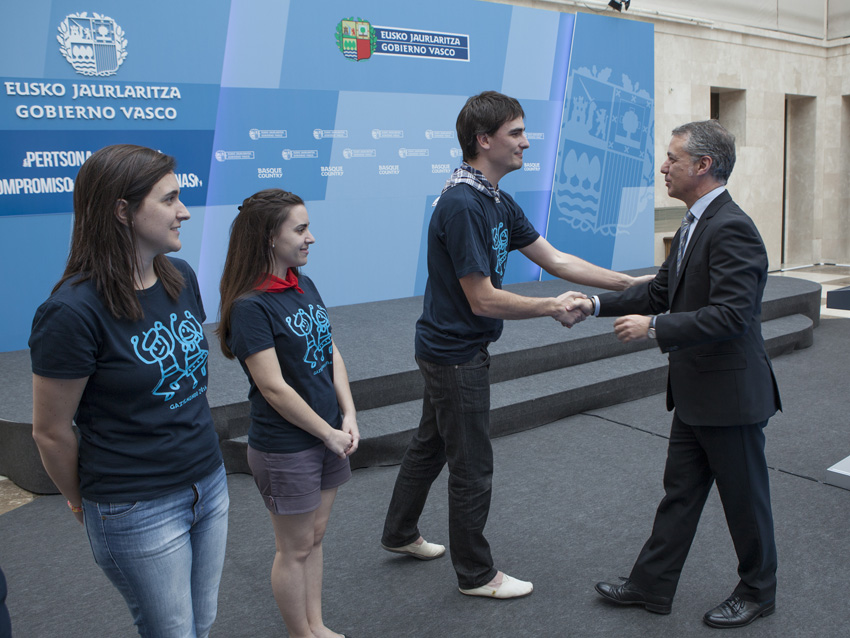 2014 Gaztemundu participants greeting Lehendakari Urkullu, when he welcomed them to the Lehendakaritza (photoIrekia)