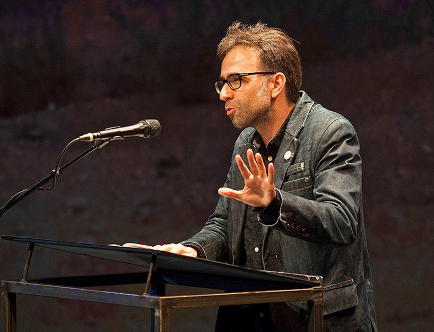 Harklaitz Cano en la inauguración del Festival Internacional de Poesía de Rotterdam (foto Rotterdamse Schouwburg)