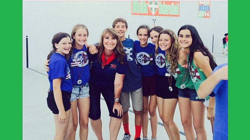 Kristie Onaindia, happy and smiley in the 2014 picnic, surrounded by some of her students (Photo: K.O.)