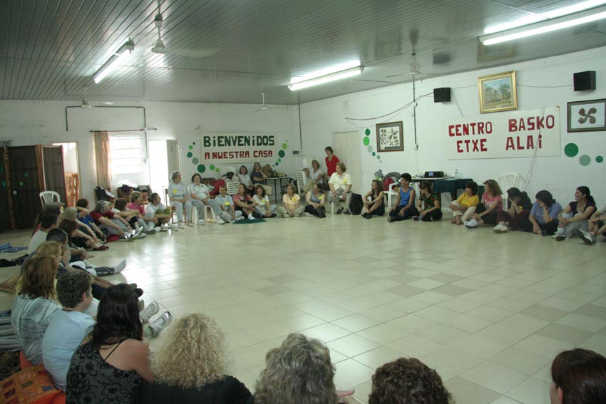 Salón principal del Centro Vasco Etxe Alai de Pehuajó durante una actividad, en una foto de archivo