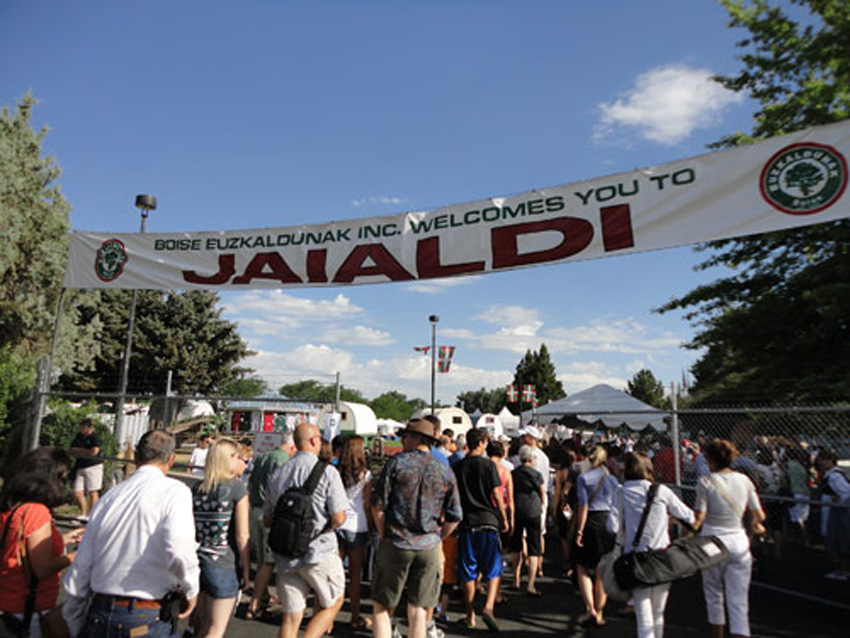 En breve, el cartel de Jaialdi volverá a dar la bienvenida a los miles de visitantes del mayor festival vasco de EEUU (foto EuskalKultura.com)