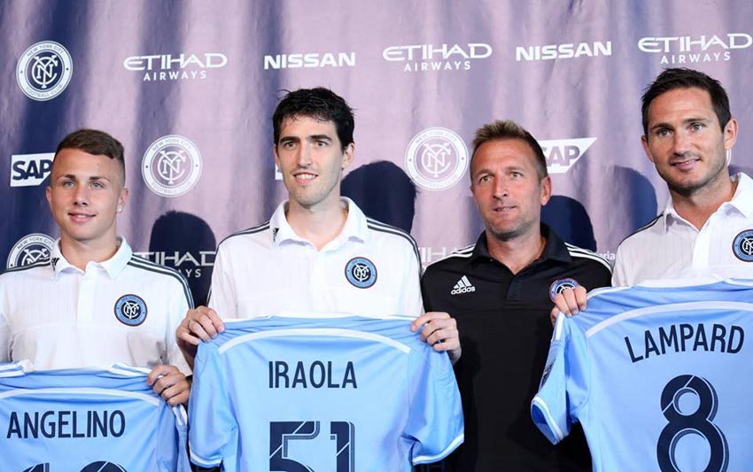 Andoni Iraolaren aurkezpena New York City FCeko kide bezala, ondoan beste bi jokalari berriak eta Jason Kreis entrenatzaile