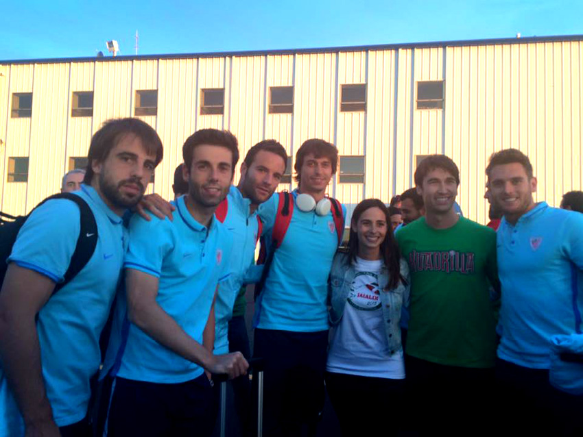 Medio centenar de aficionados boisetarras recibieron al Athletic en el aeropuerto de Boise (foto Boiseko Athletic Club Peña)