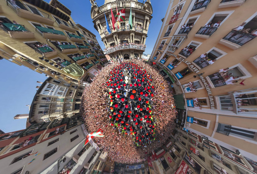 Spectacular image from the plaza of the Town Hall in Pamplona (photo Navarra360.com)