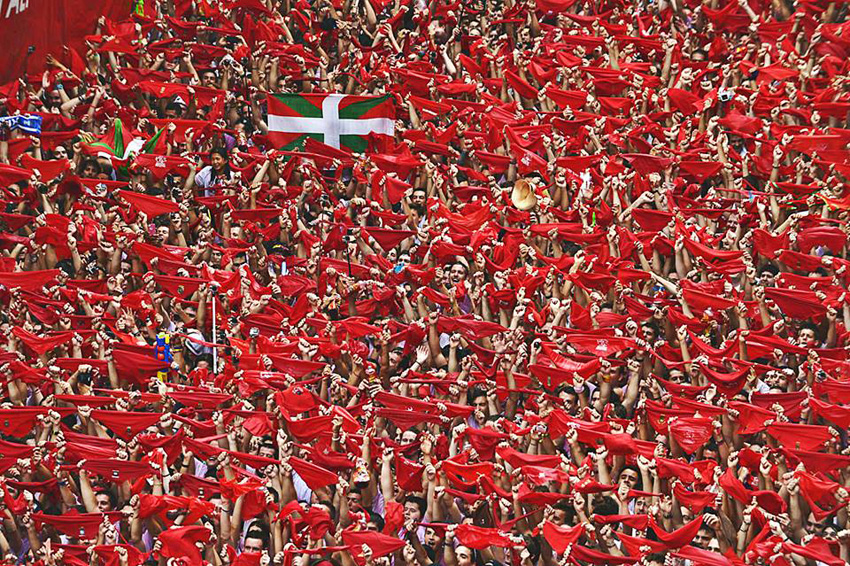 The plaza in front of the town hall in Iruña is painted red once again
