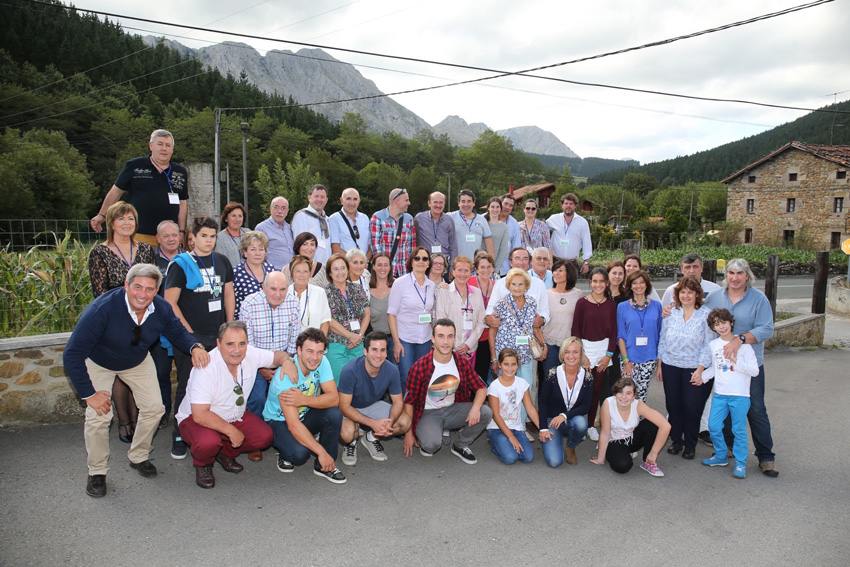 The Gurtubays gathered in Atxondo at the foot of mountain Anboto (photoGurtubay)