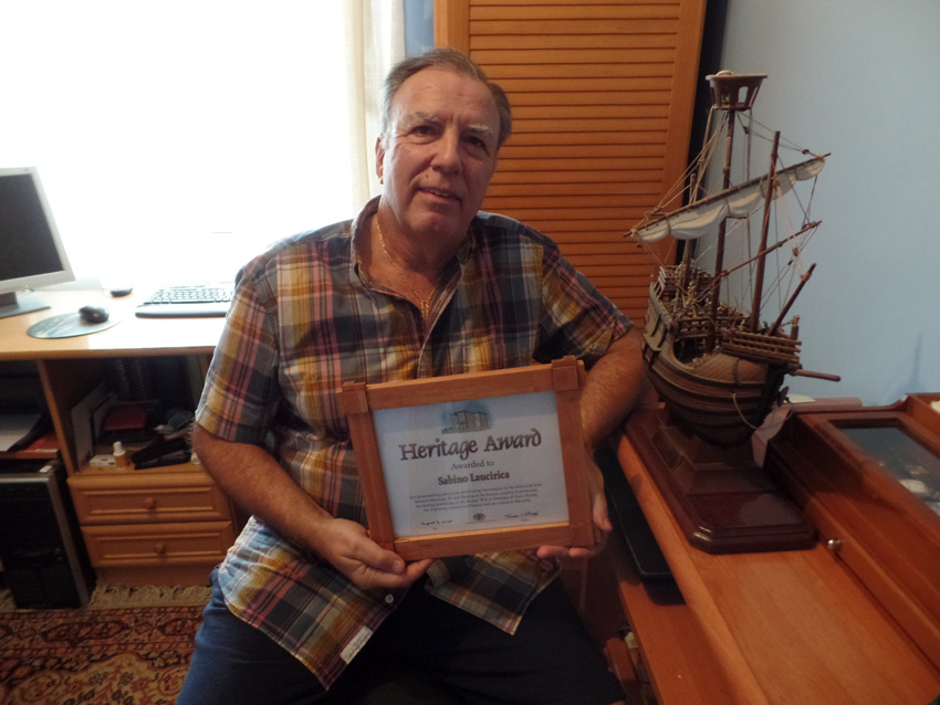 Sabino Laucirica with his Heritage Award at his home in Plentzia (photoSabinoLaucirica)