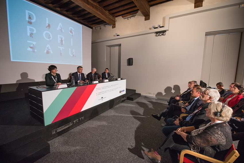 Inaugural session of the World Congress.  Seen here, Marian Elorza, Secretary General of Foreign Affairs, Lehendakari Iñigo Urkullu, Kinsley Aikins Irish expert and Asier Vallejo, Director of Basque Communities Abroad (photoIrekia)