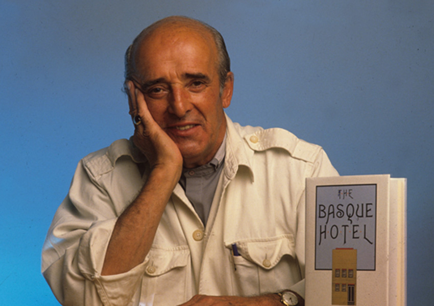 Robert Laxalt (1923-2001) durante la promoción de uno de sus libros, 'The Basque Hotel'