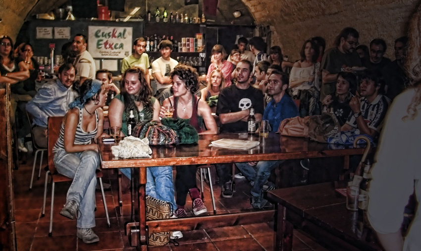 Socios en el Txoko de la Euskal Etxea de Barcelona