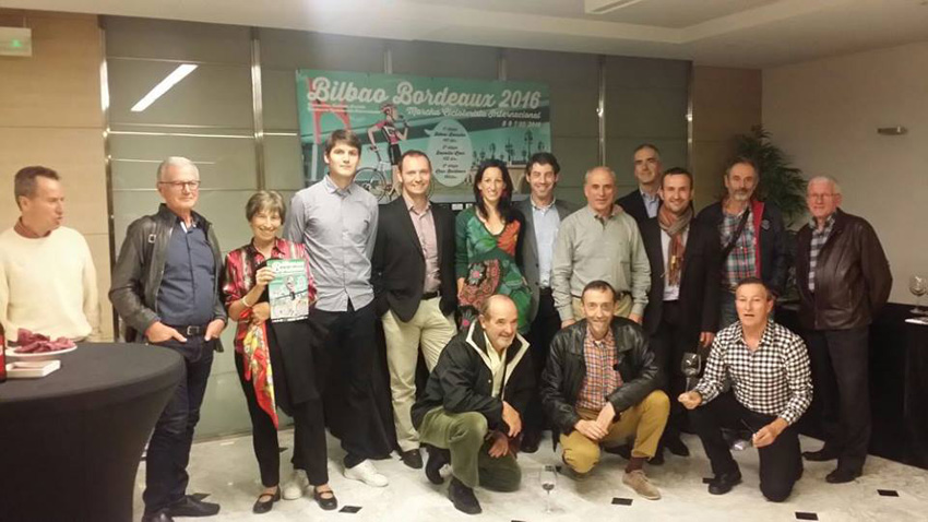 Presentación de la carrera en Bilbao, con la asistencia de los organizadores, entre ellos representantes de la Euskal Etxea de Burdeos (foto Burdeos CV)