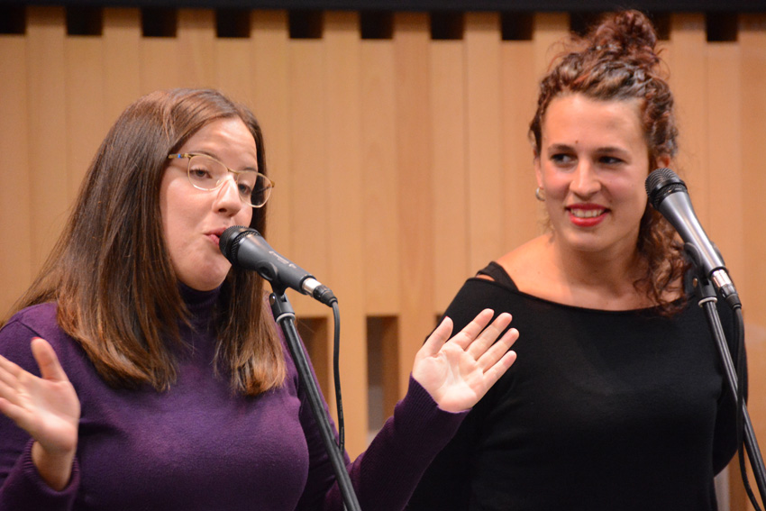 La verseadora Lydia Moreno y la bertsolari Ane Labaka, en la sede de la fundación Sierra Pambley de León (foto Xenpelar Dokumentazio Zentroa)