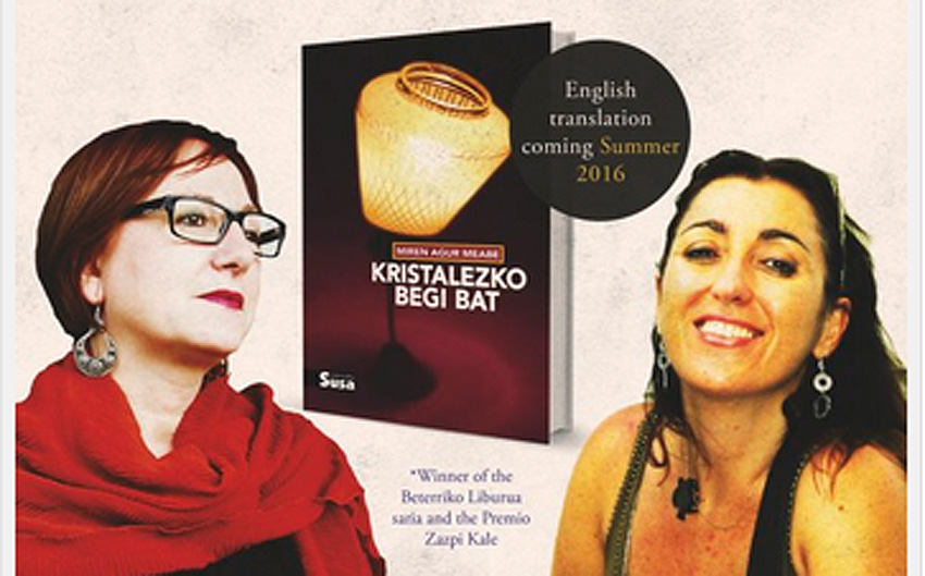 Miren Agur Meabe y la traductora Amaia Gabantxo, con una portada del libro "Kristalezko begi bat"