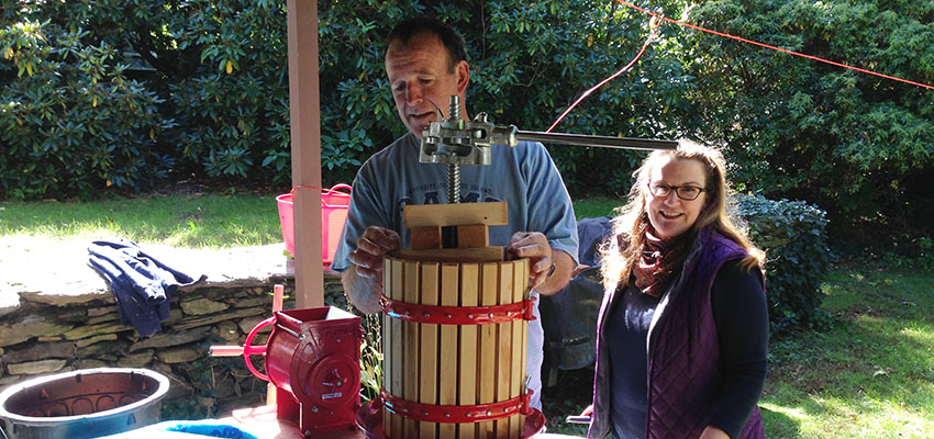 Jesus 'Meabe' Basterretxea y Mary Guerenabarrena, haciendo sidra, para que esté lista el próximo 'Sagardo Eguna' (Foto: R.G.)