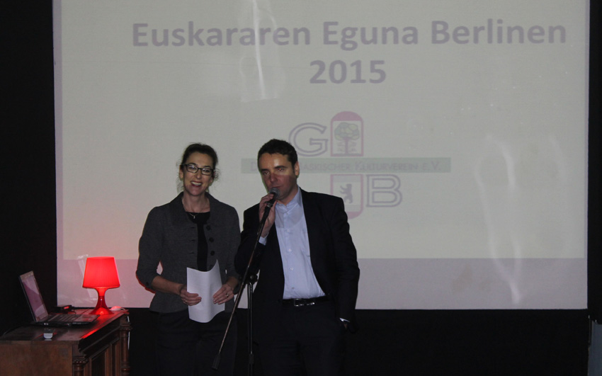 Ainhoa Añorga, presidenta del CV de Berlín, y Asier Vallejo, director para la Comunidad Vasca en el Exterior, en los actos del Día del Euskera de la euskal etxea berlinesa (foto Berlín CV)