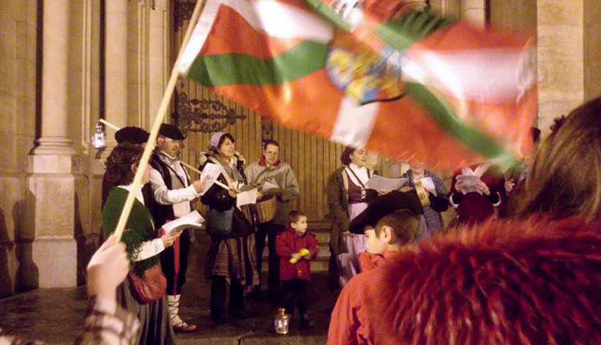 The Ikurriña flew through the streets of Brussels and the Basques warmed the temperature with their songs at the first edition of Olentzero Badator! (photo Emanuel Vandermeerschen)