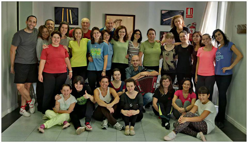 Korrontzi con los miembros de Sustraia de Madrid, ensayando para el espectáculo de este domingo (foto Sustraia Dantza Taldea)