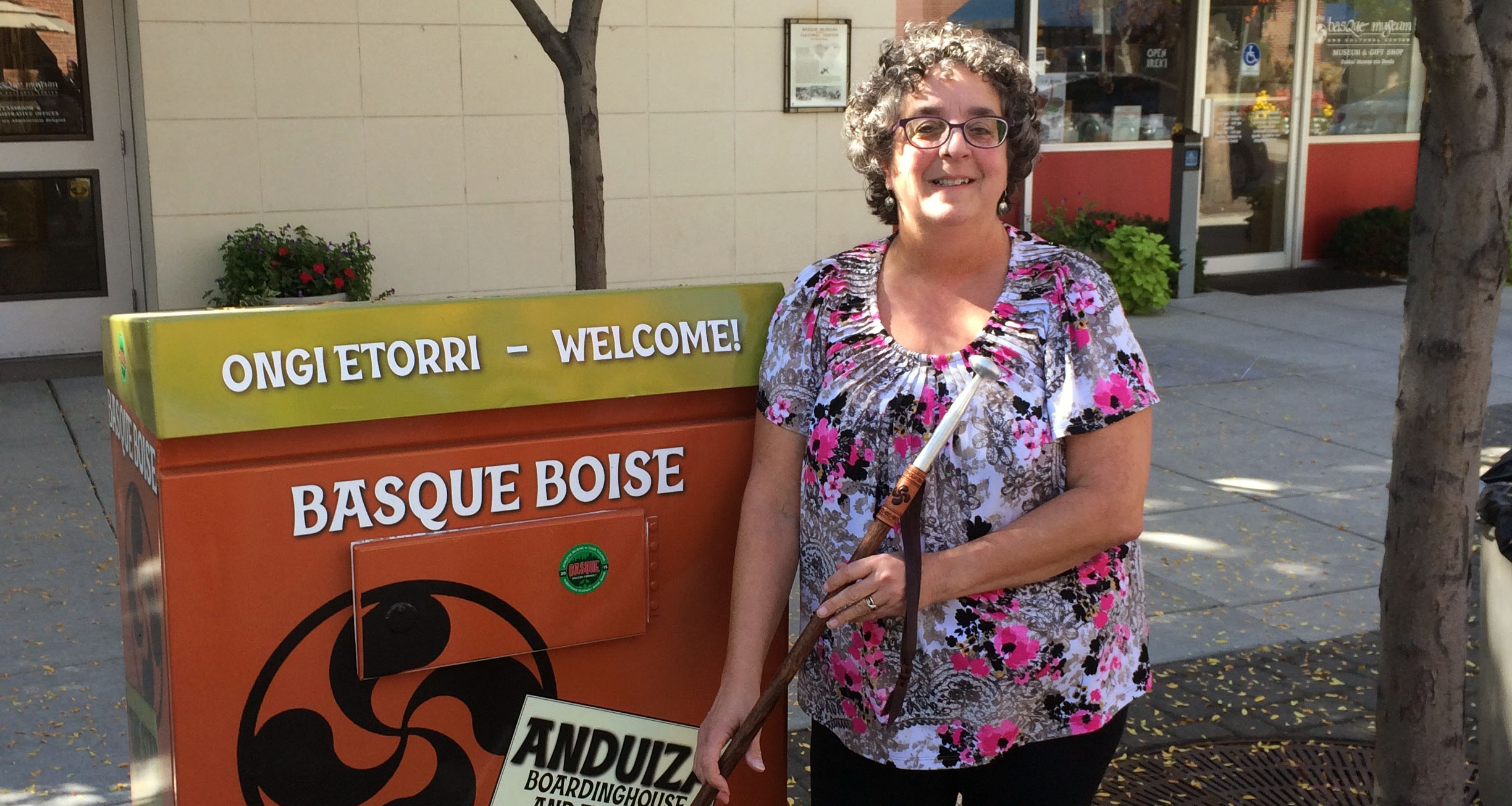 Meggan, en el Basque Block de Boise, junto a una caja eléctrica decorada por ella misma, como parte de otro proyecto del master que ha realizado (Foto: M.L.M.)