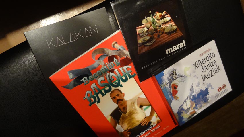 Los cuatro premios: los CDs de Kalakan y Maral; el libro sobre la herencia vasca de Boise y el CD doble de danzas de Zuberoa