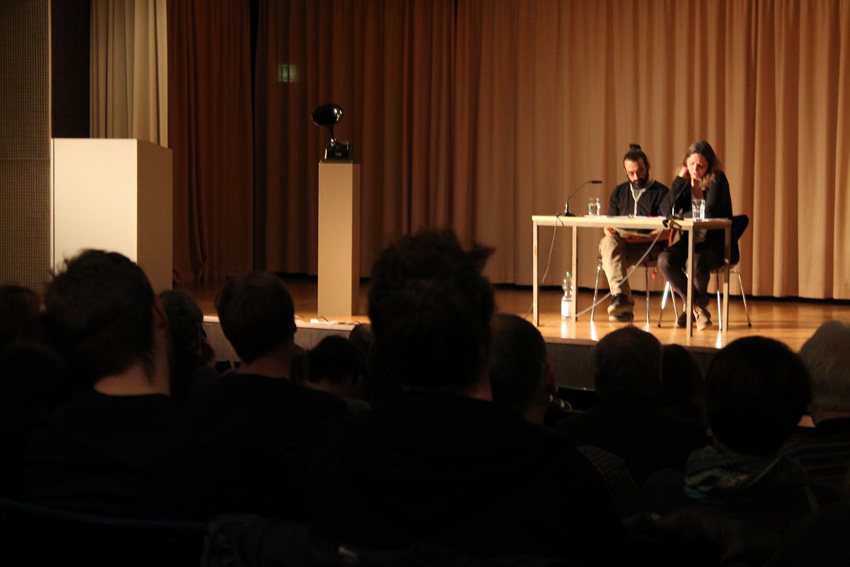 El escritor Mikel P. Ansa fue el encargado de leer su obra "Su zelaiak" en el escenario del Museo de Etnología de Berlín (foto Berlín CV)