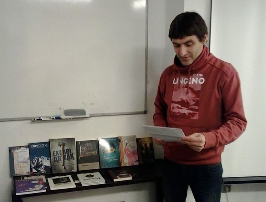 Leyendo una de las cartas ganadoras, durante la entrega de premios (foto Valentziako Euskaltzaleok)