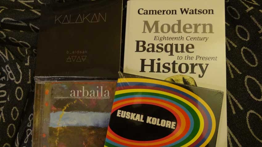 Los cuatro regalos a sorteo: libro de historia vasca en inglés y tres cedés de música vasca de Iparralde