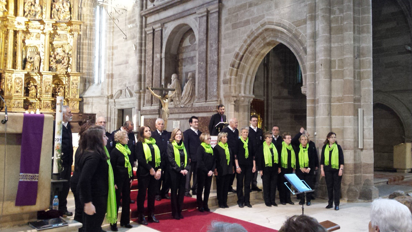 The choir from Gure Txoko in Valladolid singing at the church in Aguilar de Campoo (photoValladolidEE)