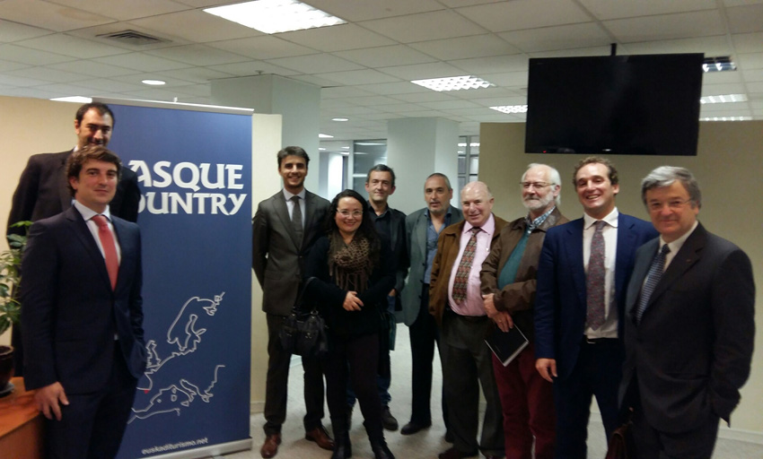 La delegación guipuzcoana se reunió con el delegado de Euskadi en Chile, Rafael Kutz, en Santiago (foto Dip. Foral Gipuzkoa)
