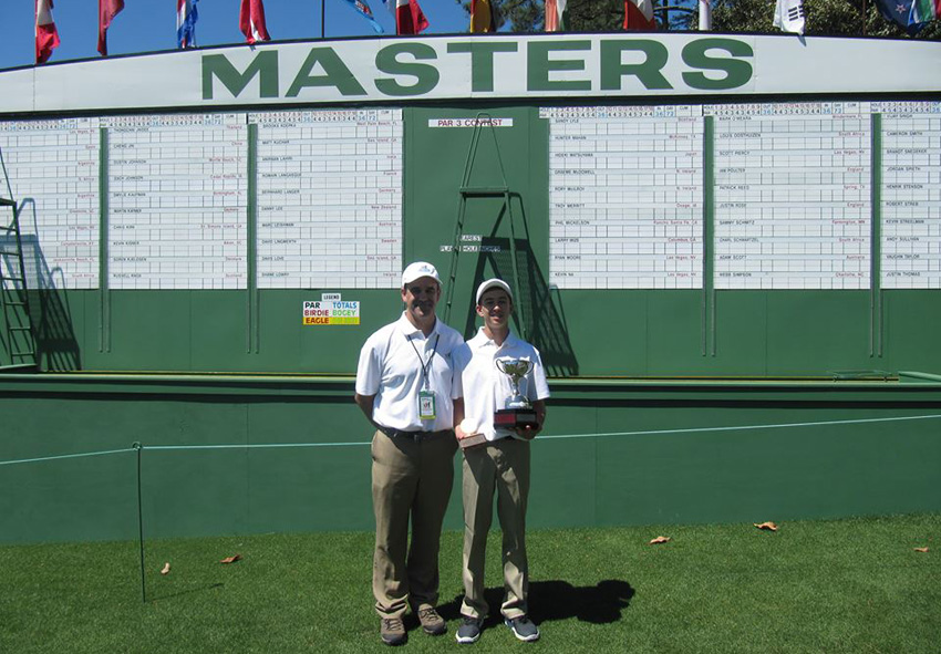 El joven golfista Daniel Uranga, junto a su aita Tony, posando con el trofeo en Augusta (foto TUranga)