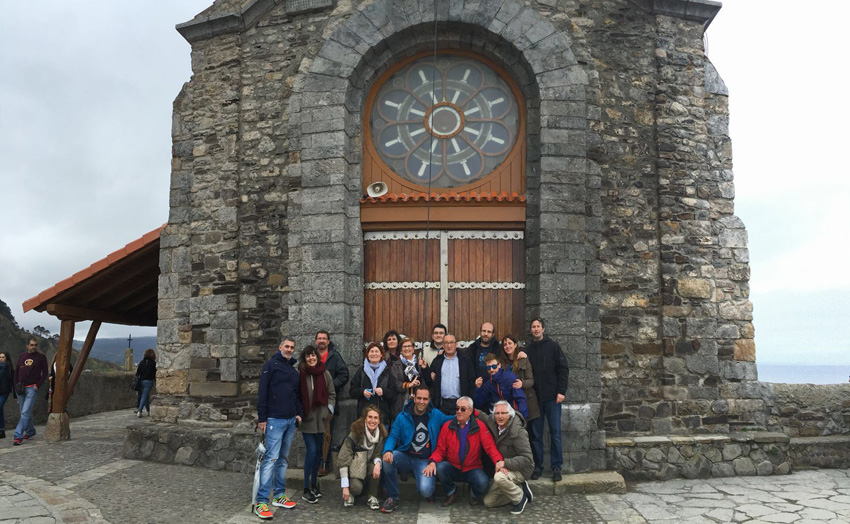 Un grupo del Gure Txoko de Valladolid durante su visita a San Juan de Gaztelugatxe (foto Valladolid CV)