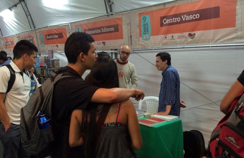 El stand de Gure Mendietakoak en la pasada edición de la feria Días del Libro de Medellín, atendida por John Ricaurte (con camisa zul de cuadros)