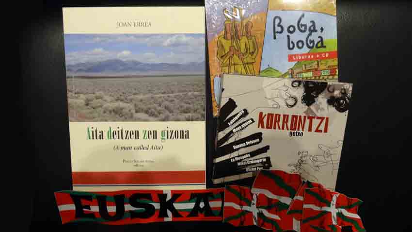 Los premios: libro 'Aita deitzen zen gizona' de Joan Errea; CD y libro 'Boga boga'; Cd doble 'Korrontzi Getxo'; y las pegatinas