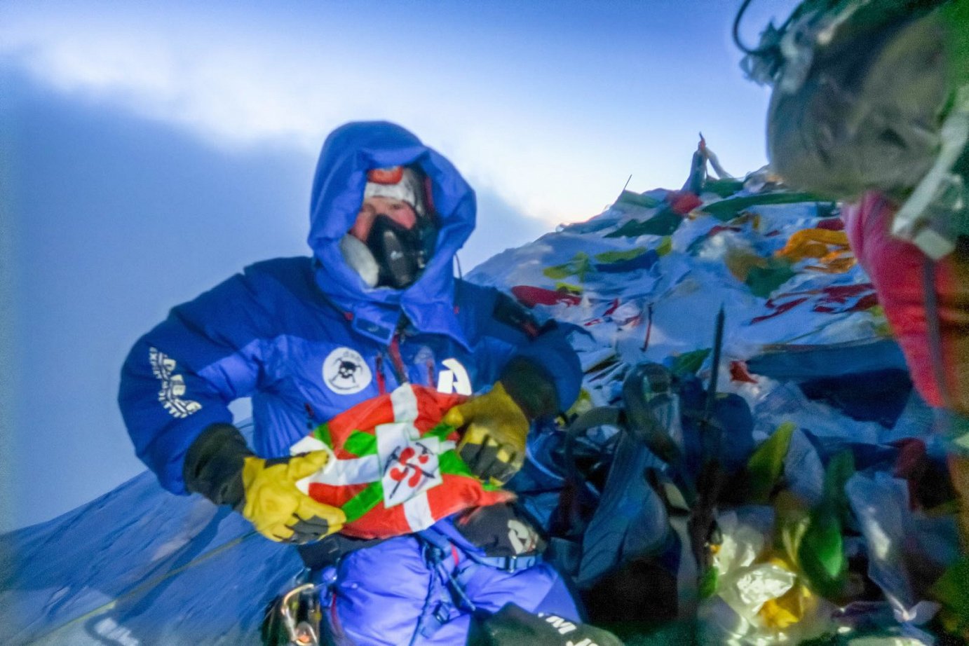 Bryan Osoro after reaching the summit of Everest with the Ikurriña that his father, Larry Osoro, gave him (photoBryanOsoro) 