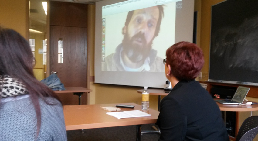 Uno de los directores de "Loreak", Joxe Mari Goenaga, conversó con los alumnos de la Cátedra Koldo Mitxelena vía vídeoconferencia (foto Etxepare)