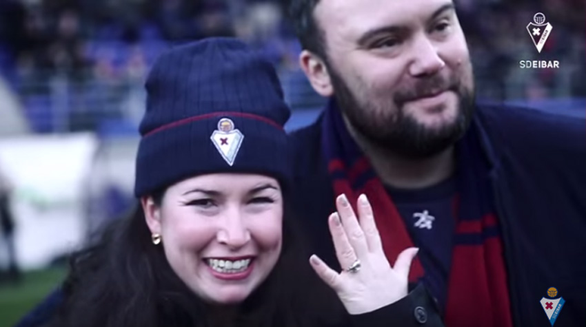 Jonathan and Emily from the Eibar USA Peña visited Ipurua and took advantage of the trip to propose in the middle of the field!