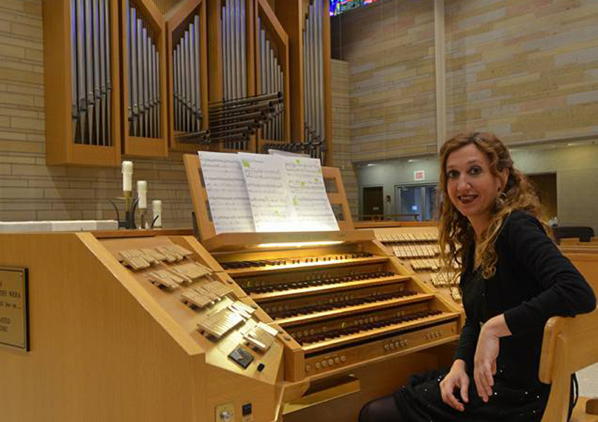 Loreto Aramendi en la ciudad de Rochester (Minnesota) con el órgano Rieger-Kloss (2001) (foto Loreto Aramendi Facebook)