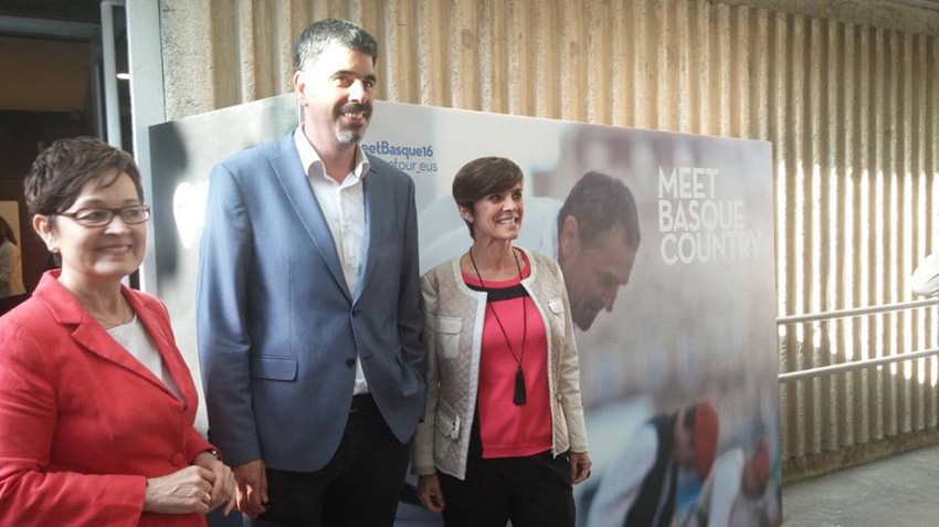 Donostiako Aquariumean egin zen inaugurazioan Mertxe Garmendia (Jaurlaritzako Turismo zuzendaria), Donostiako alkate Eneko Goia eta Basquetourreko zuzendari Arantza Madariaga (argazkia Basquetour)