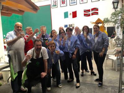 The organizing team making a toast to the event’s success, all dressed in t-shirts from Baztan, created especially for the event (photo Baztango Eguna México)