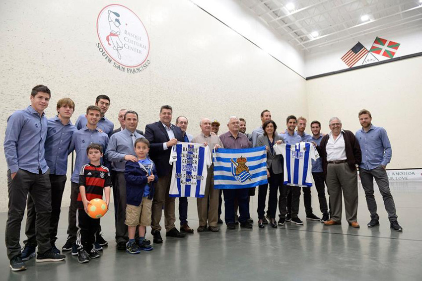 La expedición de la Real Sociedad junto a miembros de la comunidad vasca de San Francisco, en el frontón del Basque Cultural Center (foto Real Sociedad)