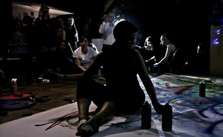 La artista Arantxa Echarte creó mandalas en directo, mientras ofrecía guiños a la cultura vasca (foto Isa Suarez)