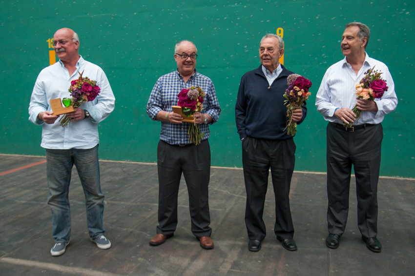 Los ex-pelotaris homenajeados, Enrique Bonilla, Rafael Badiola, Pedro Txikuri y Santi Txikuri (foto Masaryk.tv)