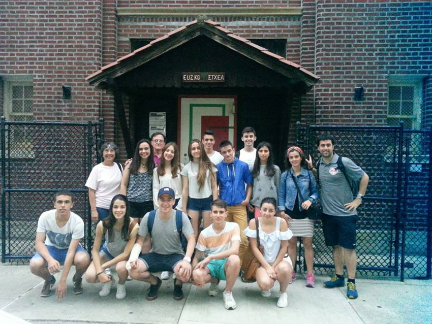 Los estudiantes vascos enfrente de la Euzko Etxea de Nueva York (foto Overtrails)