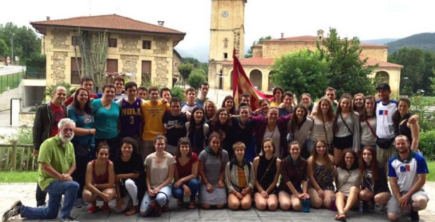 Los dantzaris de Oinkari en Iurreta, con la bandera de la localidad vizcaína que les regaló el alcalde durante su visita a Boise (foto dotb.info) 