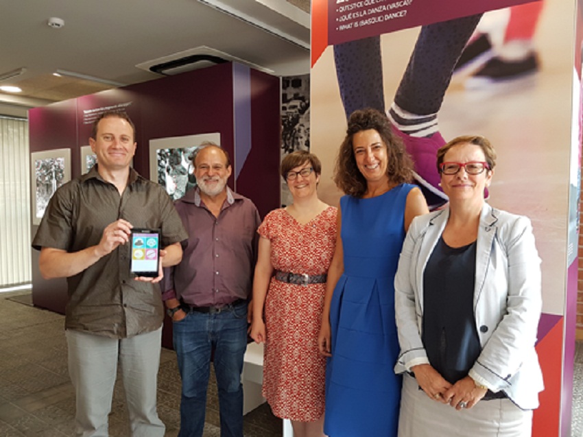 At the presentation, Jakes Larre and Pantxoa Etchegoin (EKE) and Iurdana Acasuso, Lorea Bilbao and Ana de Castro (Provincial Government of Bizkaia) (photo Azkue Fundazioa)